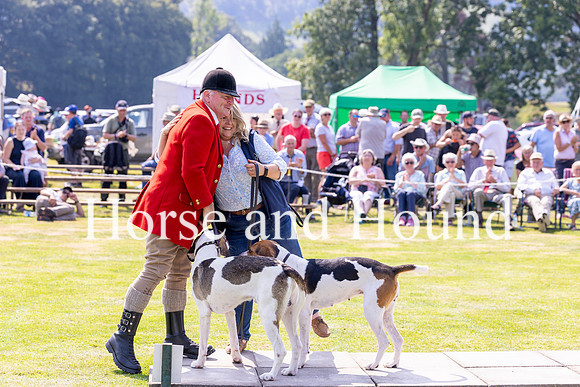 Rydale036.jpg Rydale035 John Weller MFH congratulates Gillian Todd and Blencathera Scarlet on winning the Champion Foxhound