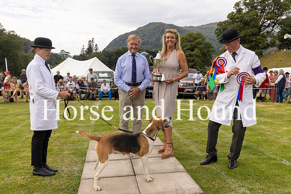 Rydale045Rydale043 Sue Simmons Senior Master of the Holcombe Harriers with the Supreme Champion Trophy won by Holcombe Anglezarke